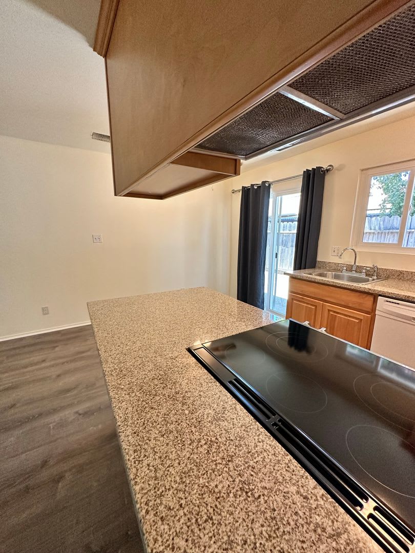 2 Bedroom Updated Duplex – photo 4