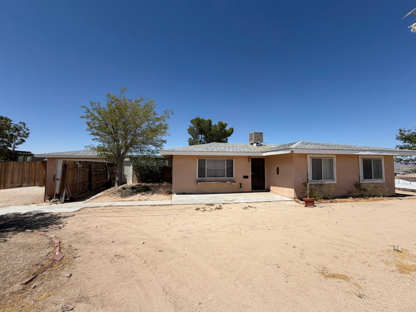 3 Bedroom 1 Bathroom House With Spacious Bedrooms And Fenced Backyard – photo 1