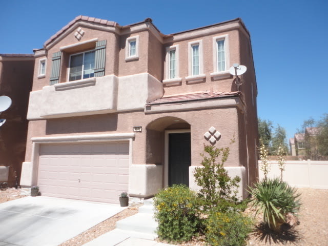 Beautiful 2 Story Home In Mountains Edge – photo 1
