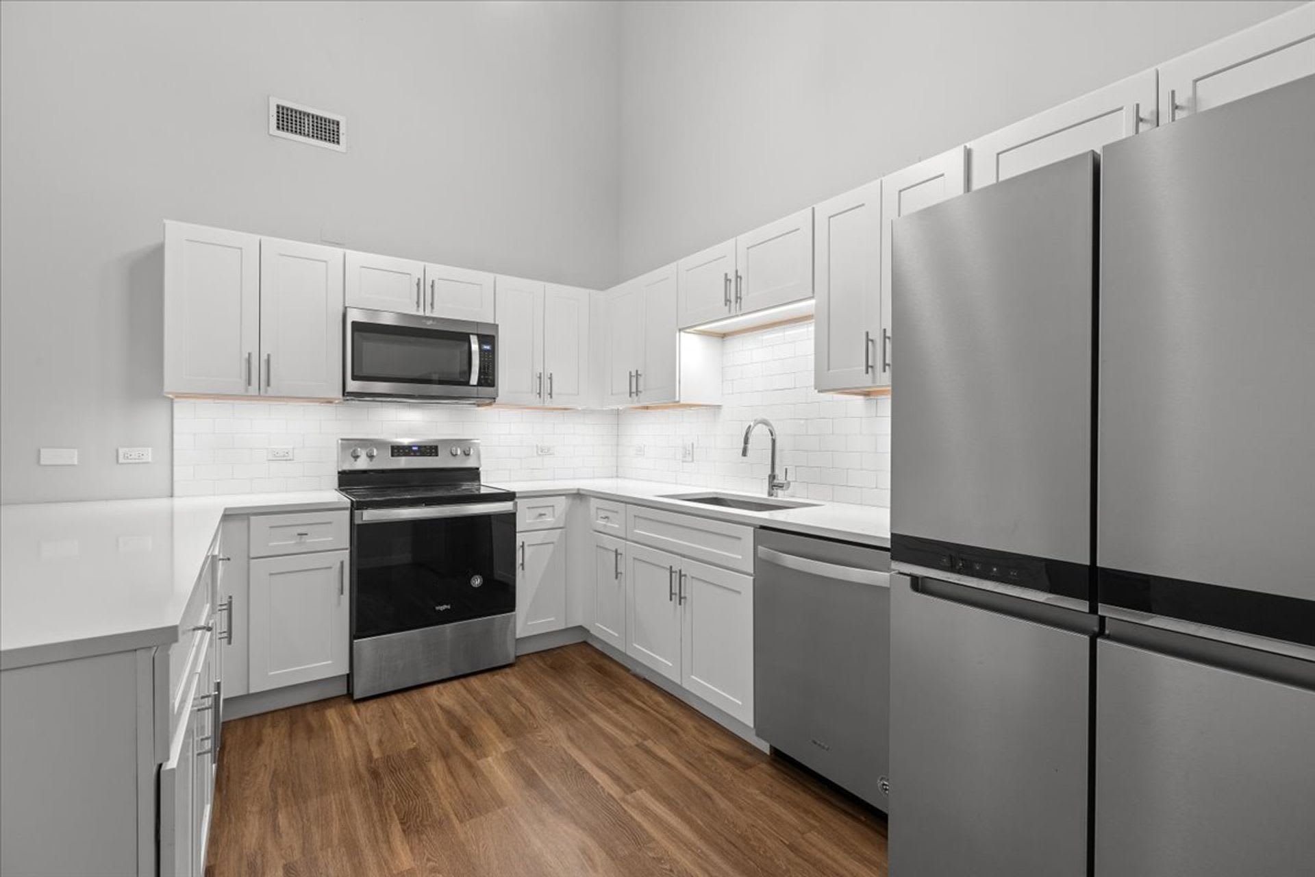 1900 W Lawrence Avenue – photo 2