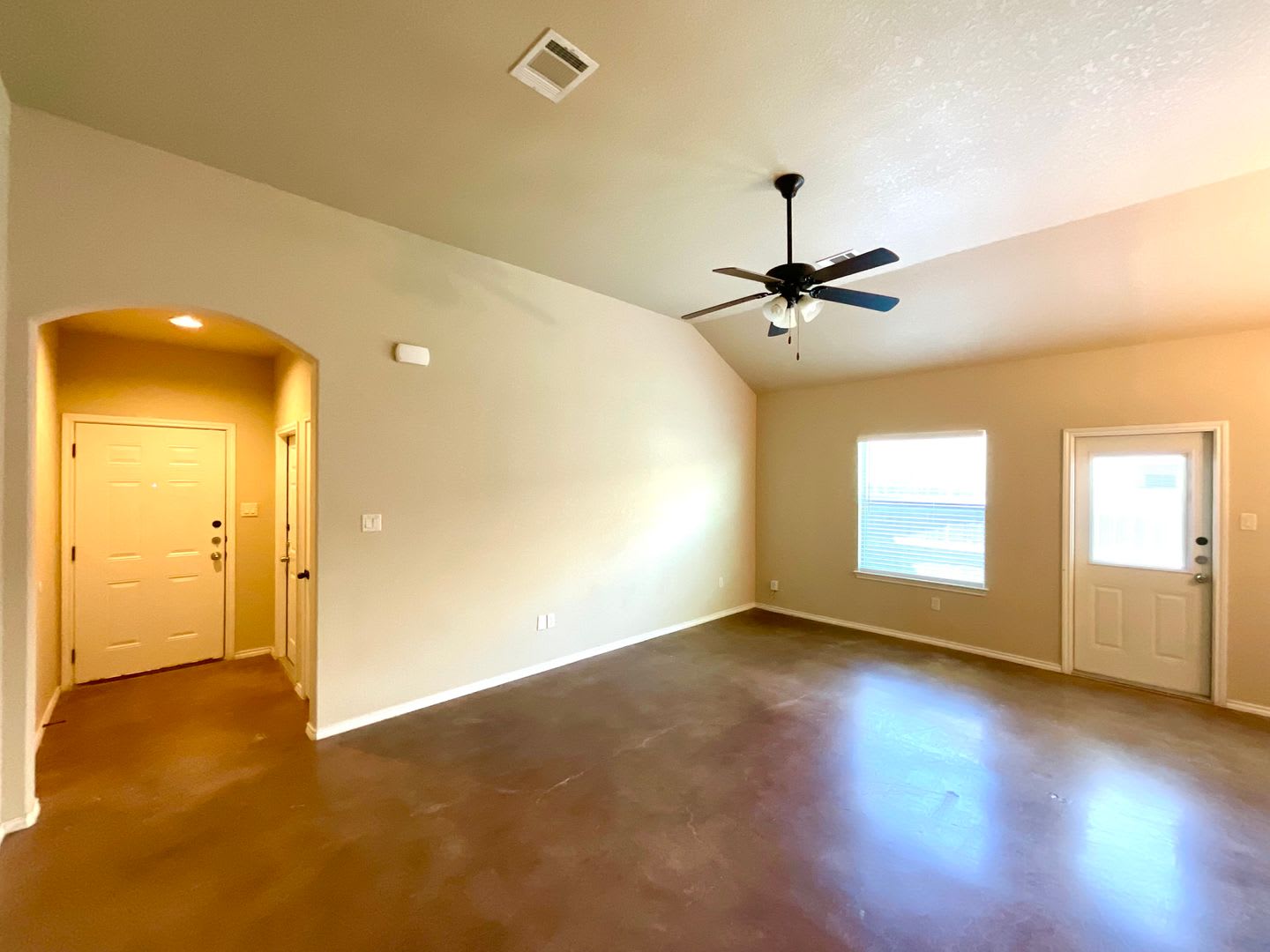 *MOVE IN SPECIAL* High Ceilings, Fenced Yard & 2-Car Garage – New Braunfels Living! – photo 3