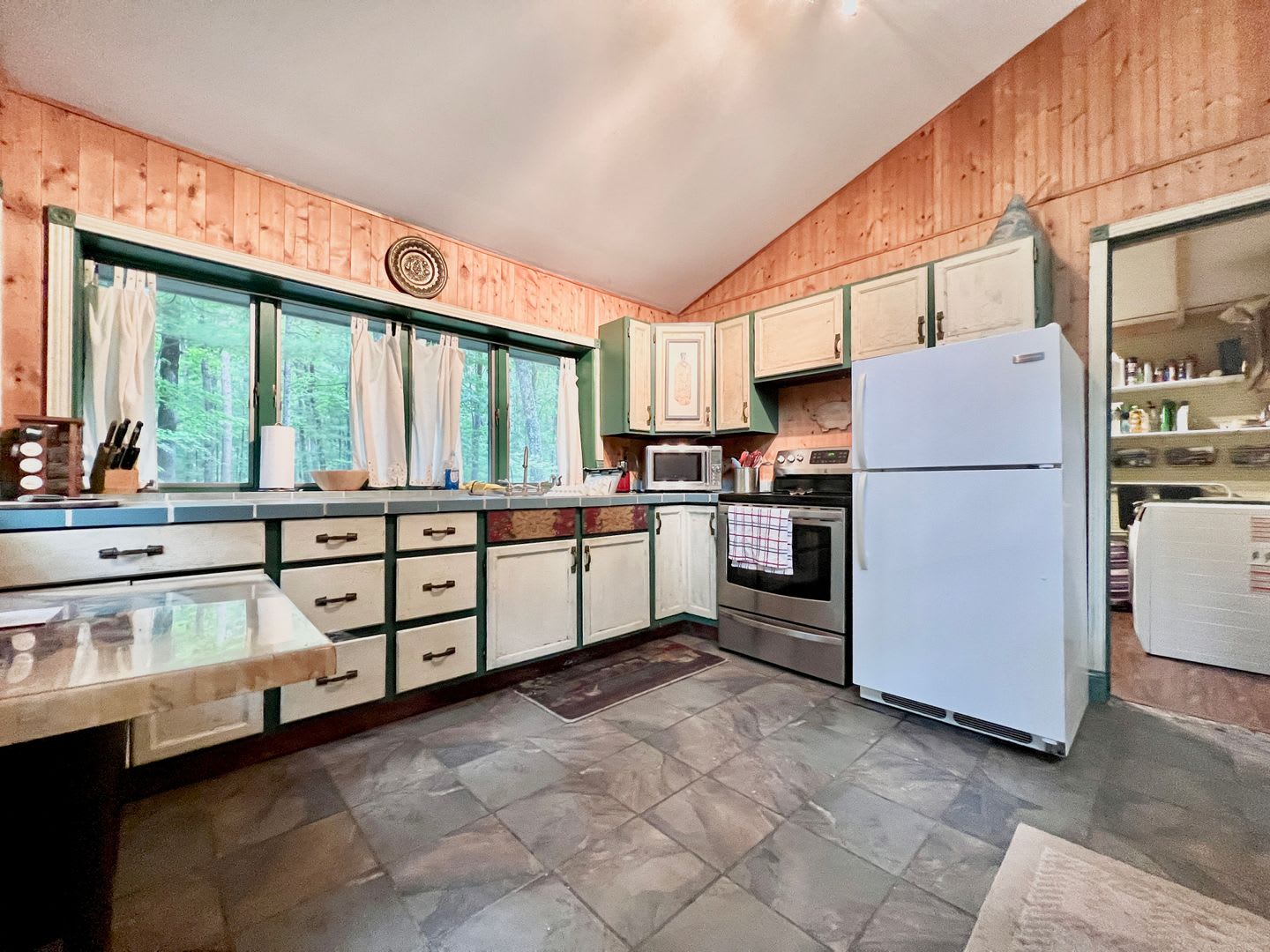 Adorable Cottage Retreat Steps from Duck Lake! – photo 3