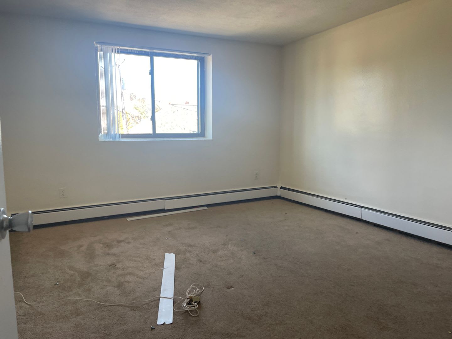 No Fee Massive 2 bed with New floors, kitchen and paint, AC VERY SUNNY!! PARKING INCLUDED – photo 3