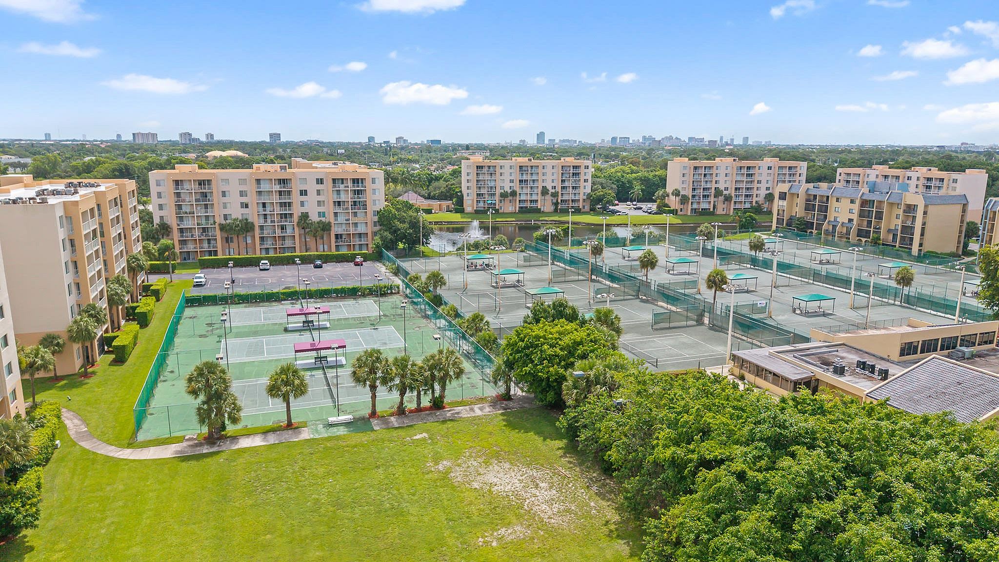 Tennis Towers Apartments – photo 2