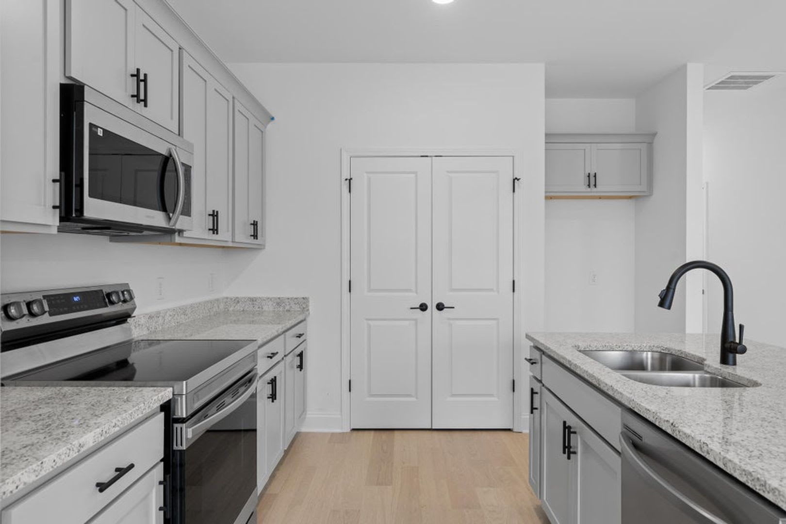Beautiful 3-Bed Townhome at James Creek – photo 5