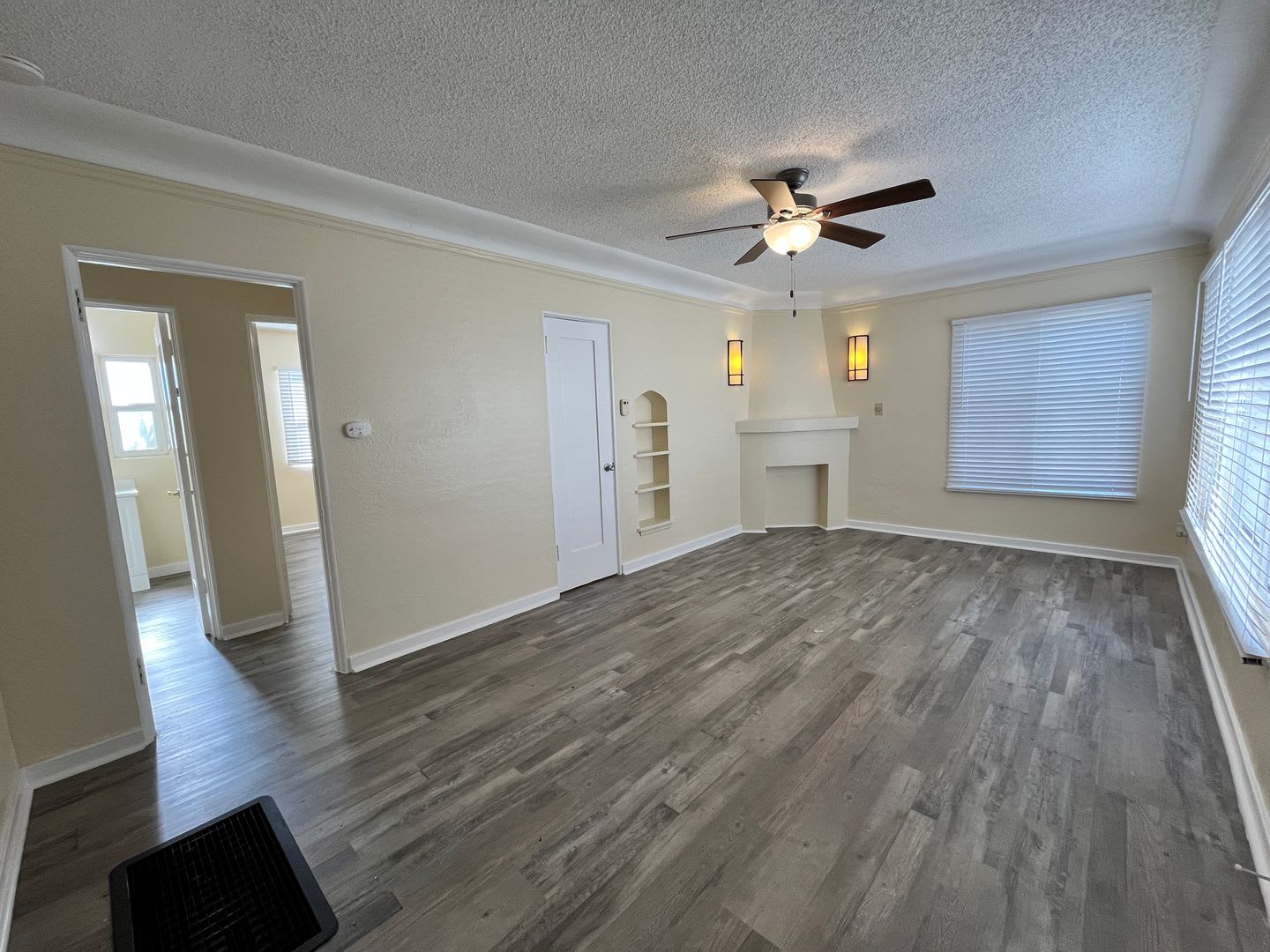 LARGE DOWNSTAIRS ONE BEDROOM ONE BATH! – photo 2