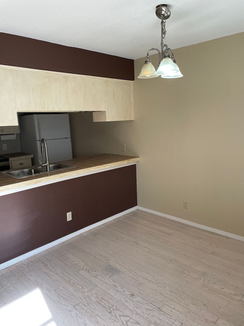 Darling 1 Bed 1 5 Bath Townhouse With Small Fenced Yard – photo 3