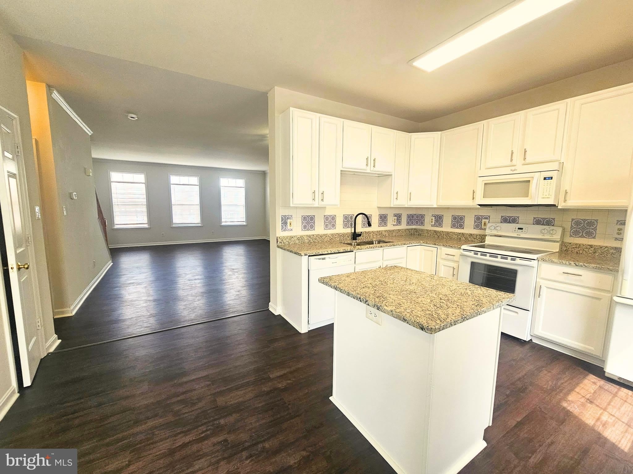 303 DUNDEE Place – photo 5