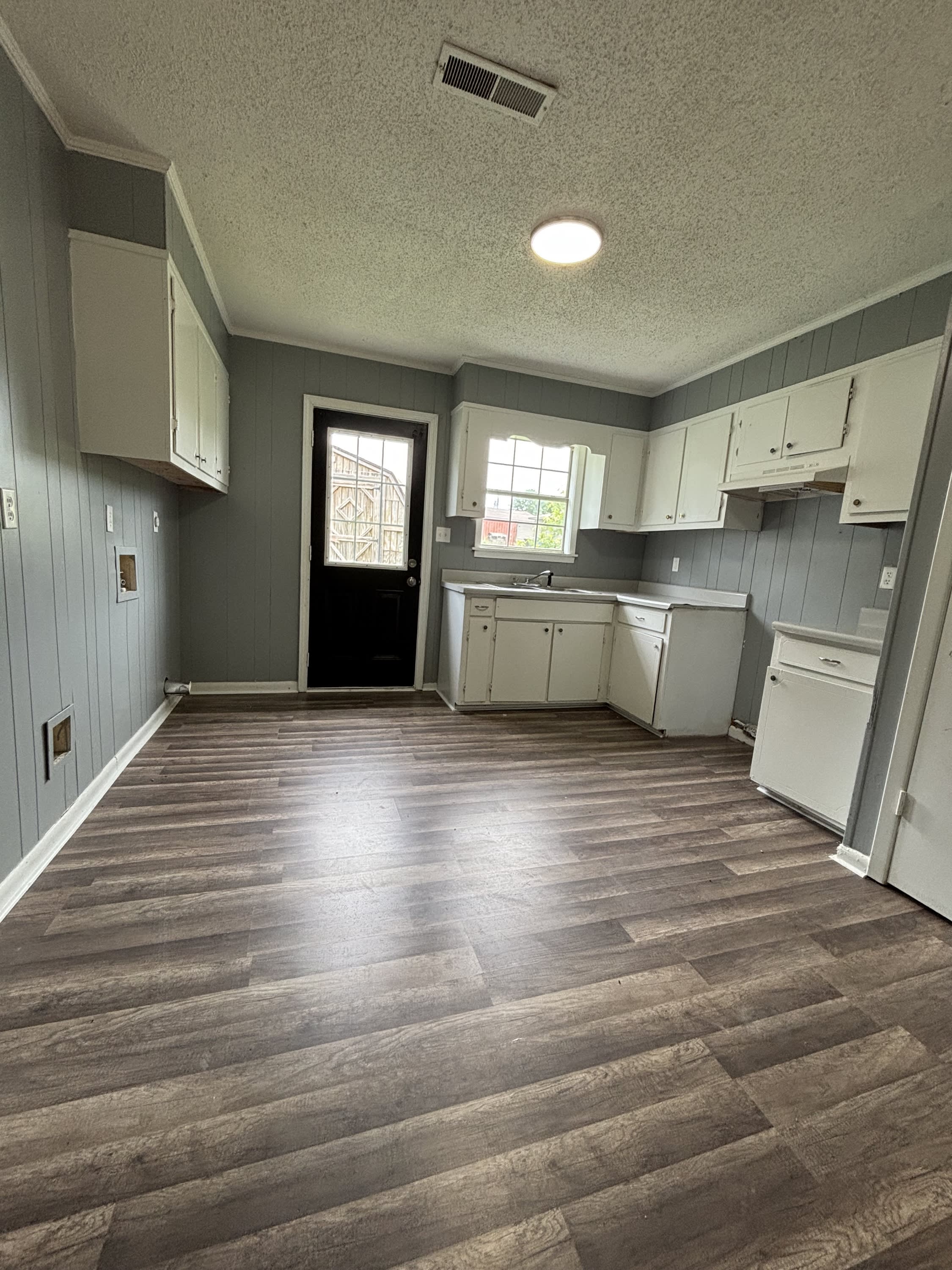 216 College St – photo 2