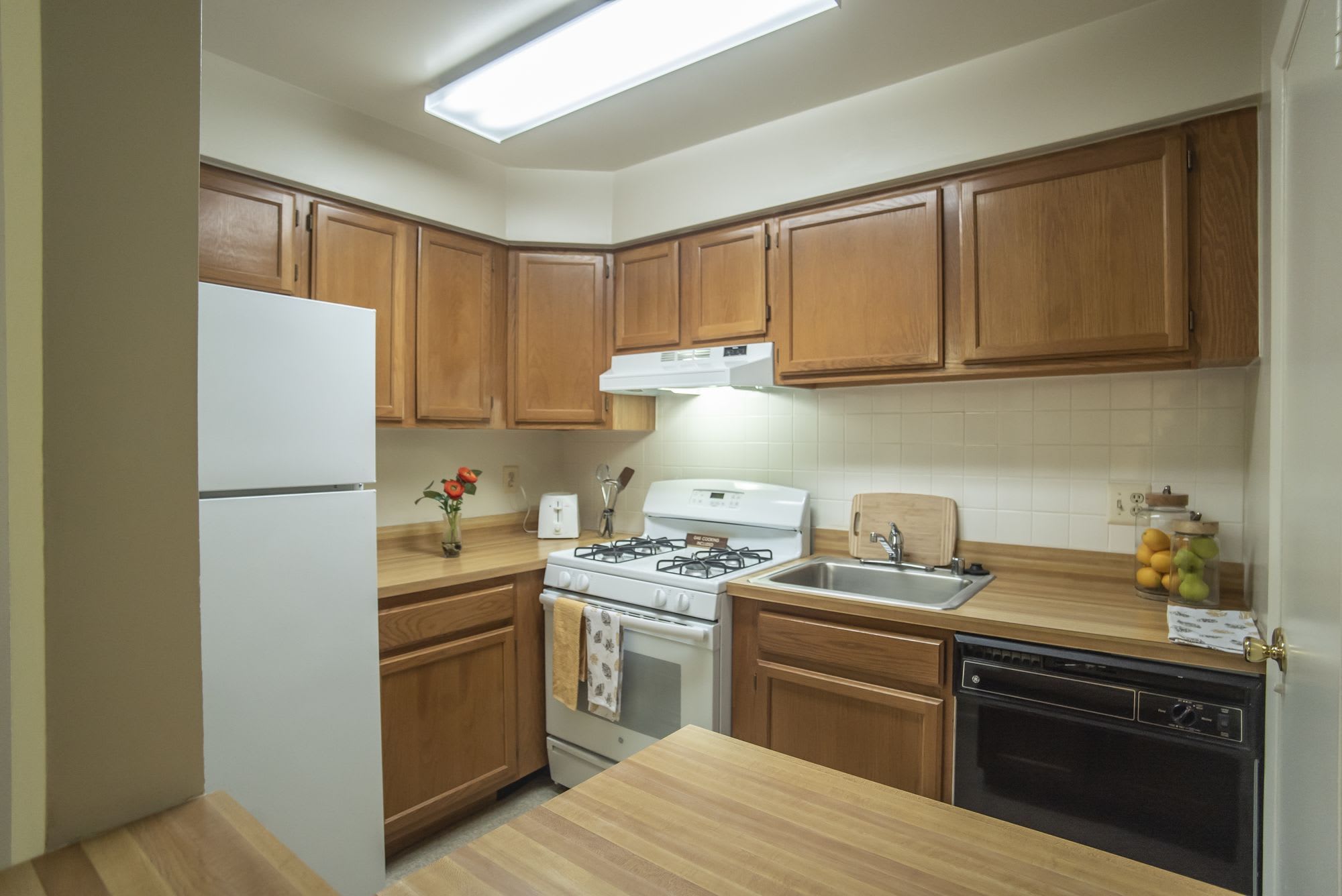 Hunt Club Apartments – photo 2