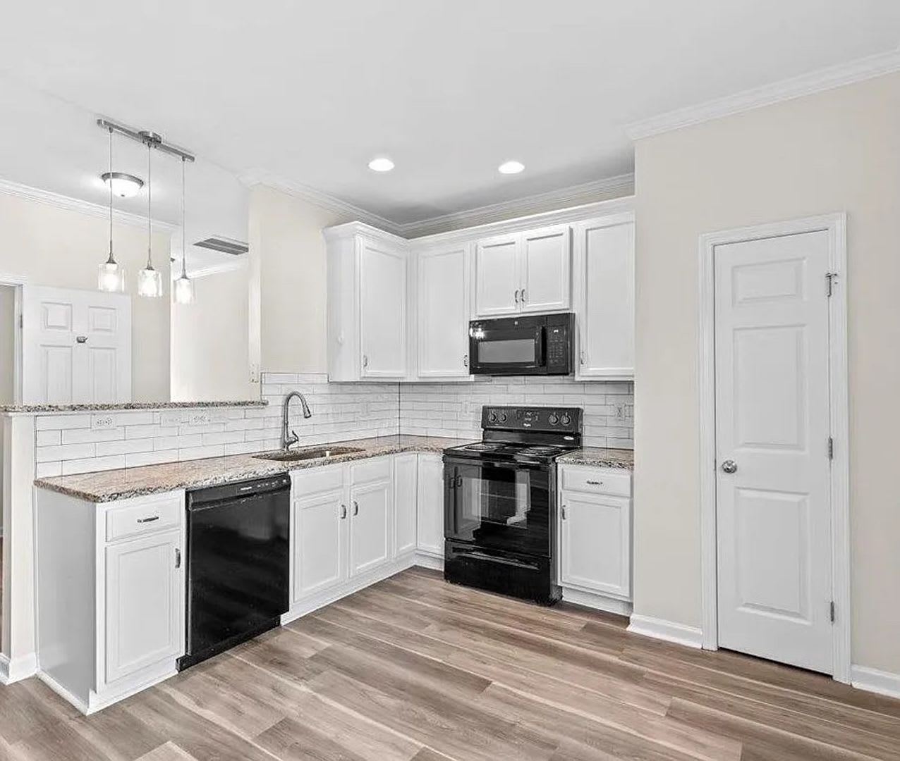 Spacious 3-Bedroom Townhome in Ganyard Farm – photo 2