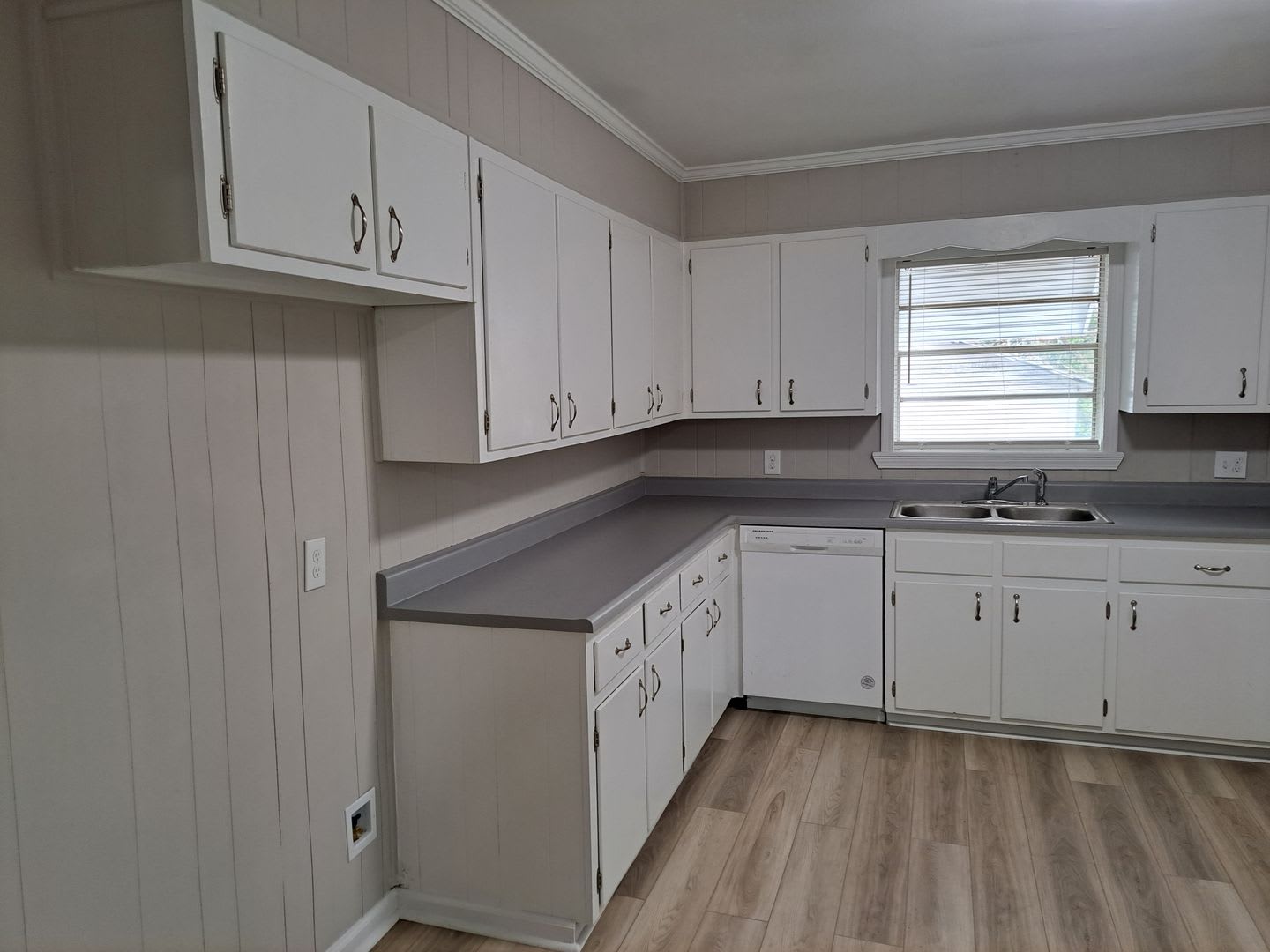 Updated Springfield Two Bedroom House with Porch and Back Yard! – photo 2