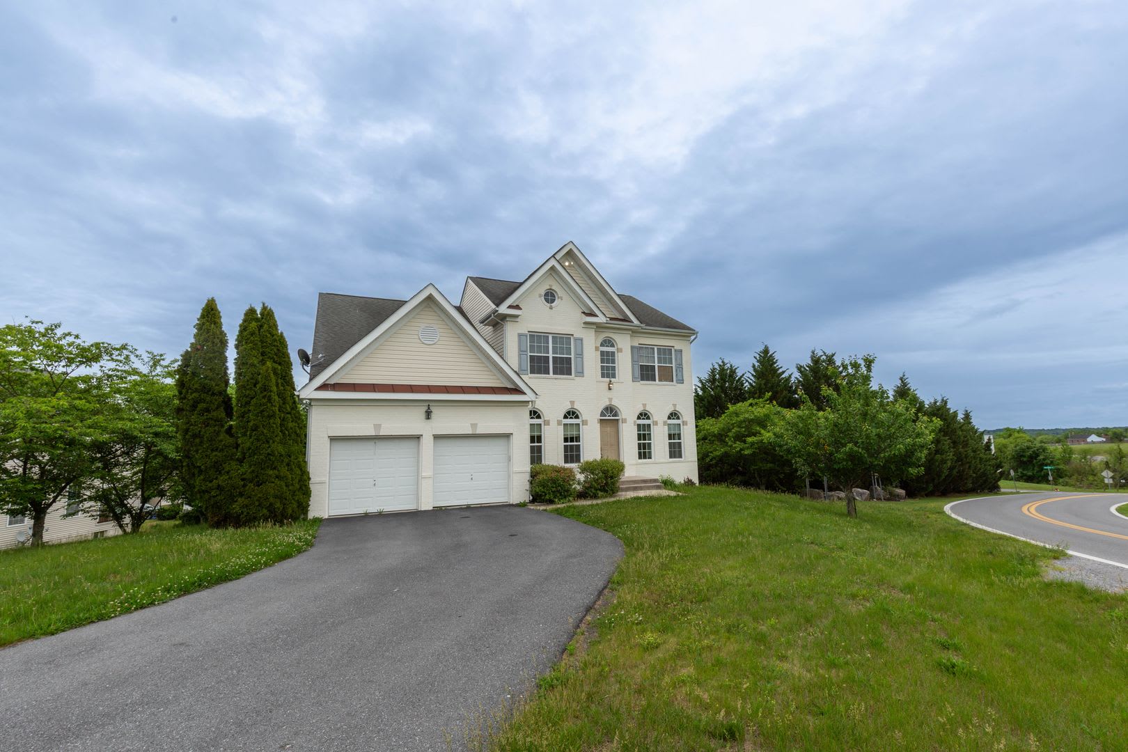 5 Bed, 3.5 Bath, Single Family Home in Martinsburg, WV – photo 4
