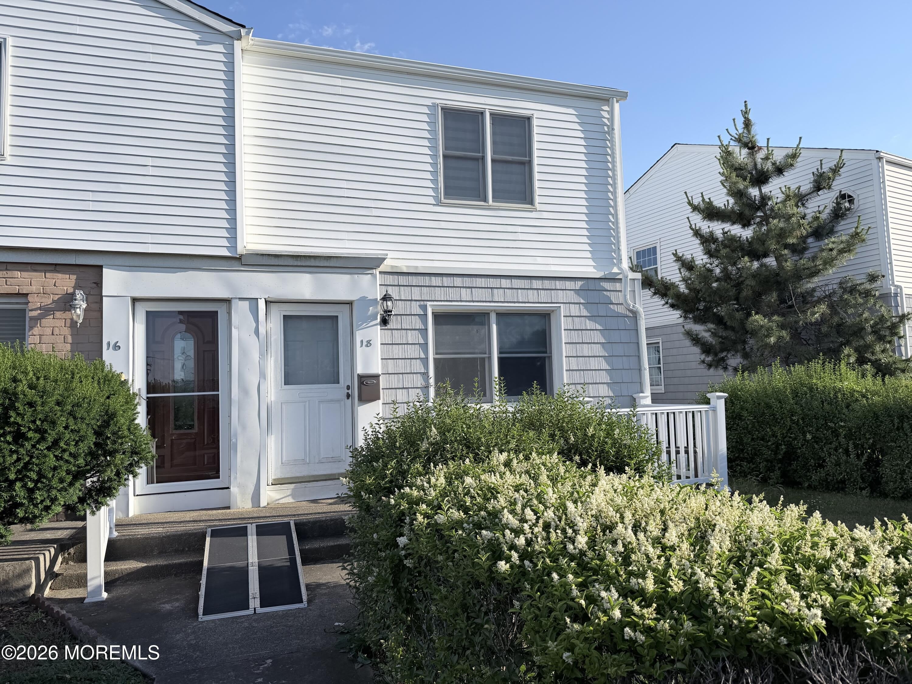 18 Howland Avenue – photo 1