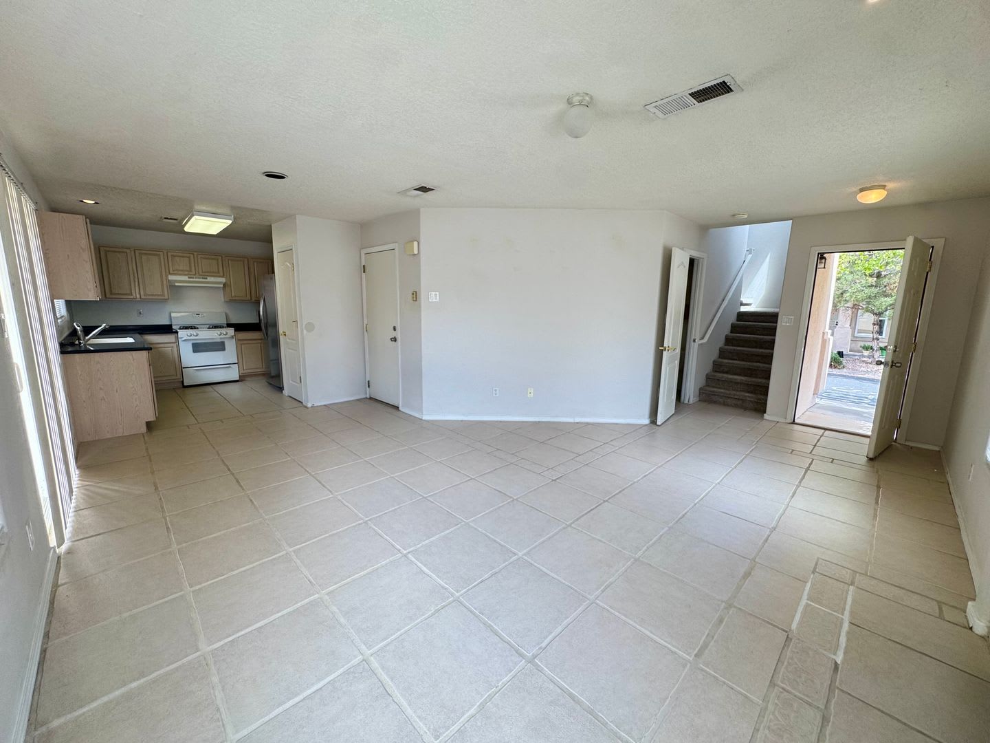 3 bedroom 2.5 bath in gated community – photo 4