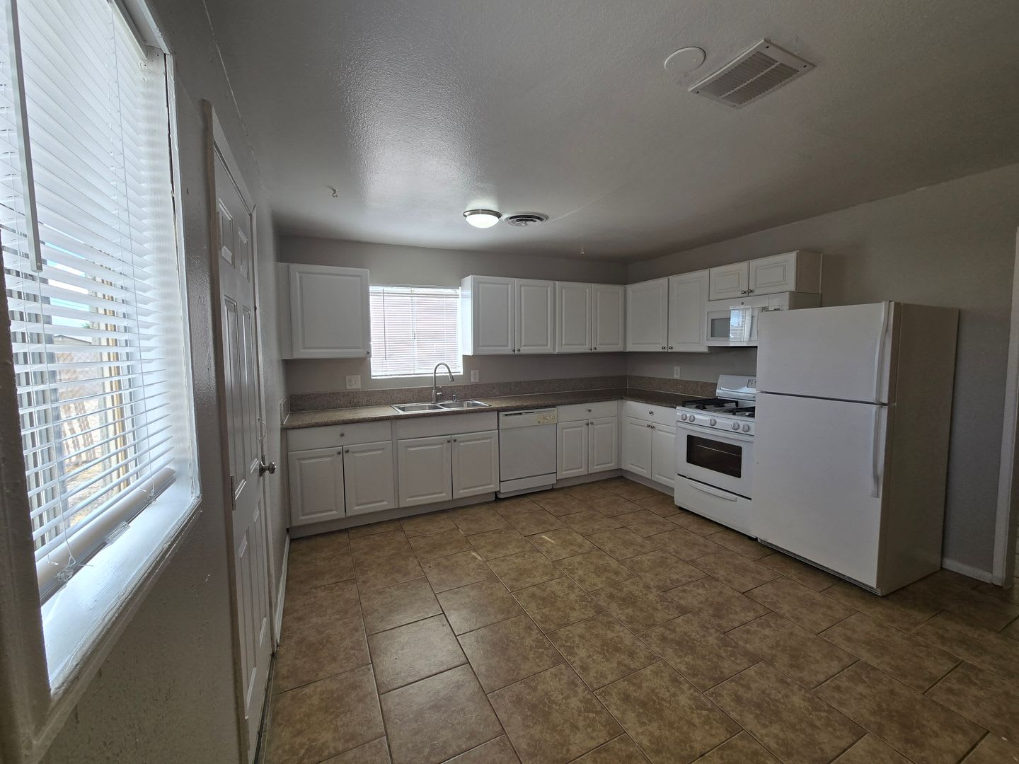 Remodeled 3 Bedroom 1 Bathroom Home! Lock in $1650 off your third month of rent! – photo 5