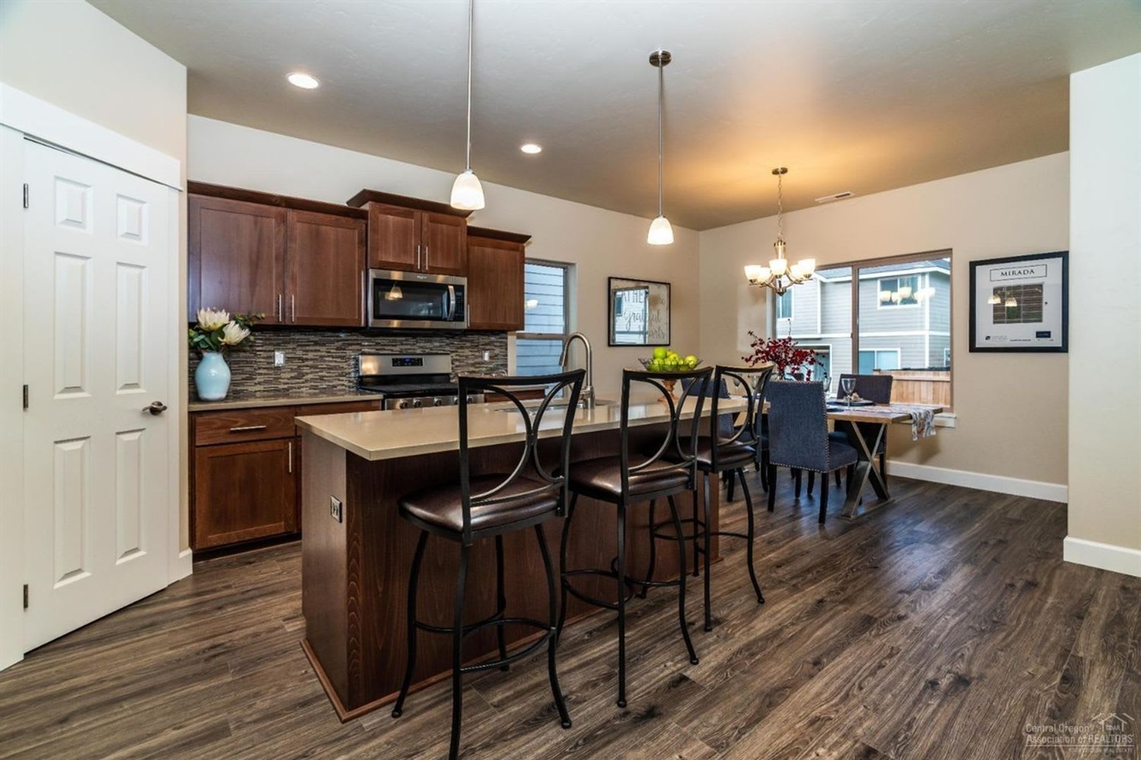 Newer SE Bend House w/A/C & Gas Heat, 3 Bdrms, 2.5 Baths, 2093 Sq Ft, Gas Fireplace, Access to Pool – photo 5