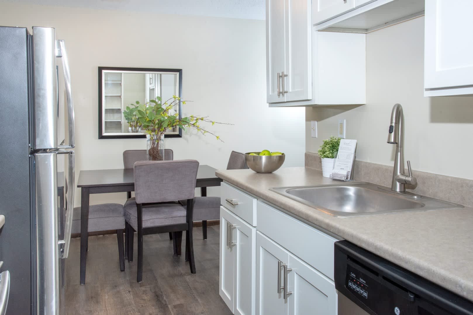 600 10th Ave Apartments – photo 5