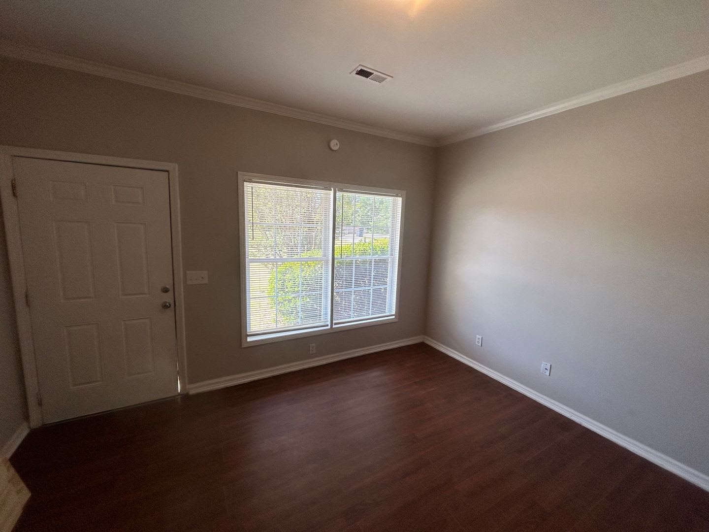 AVAILABLE NOW – 3 Bedroom / 2 Bathroom Duplex in Elgin! – photo 4