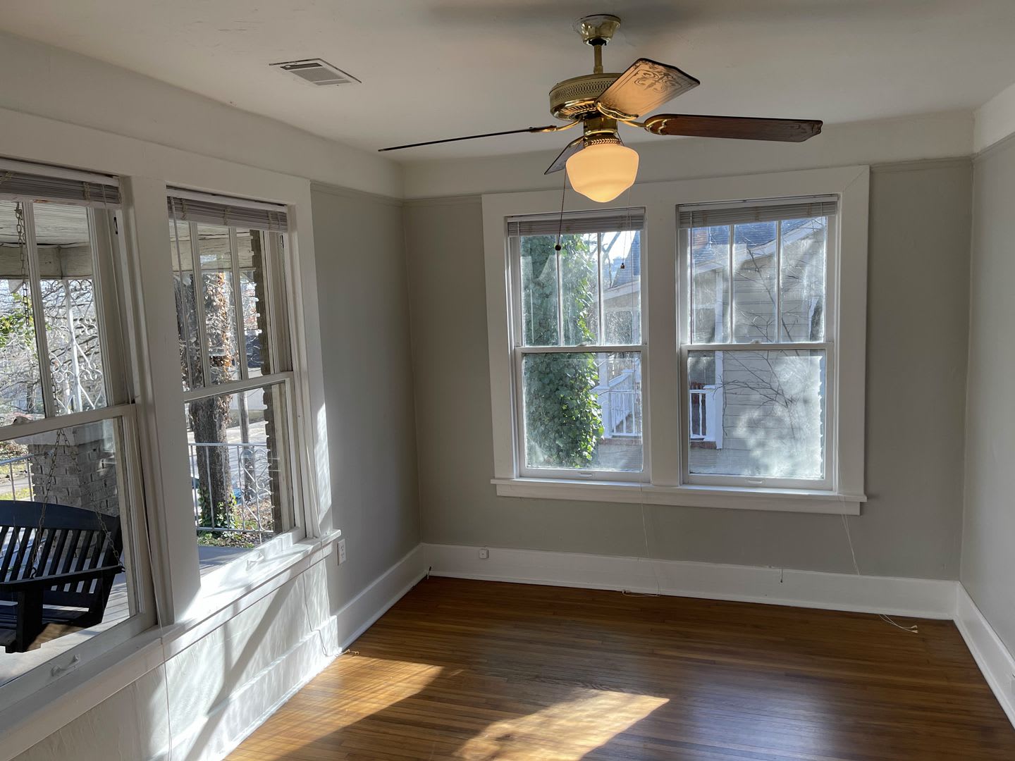 Adorable Hillcrest Bungalow with 3 bedrooms and 2 bathrooms. – photo 5