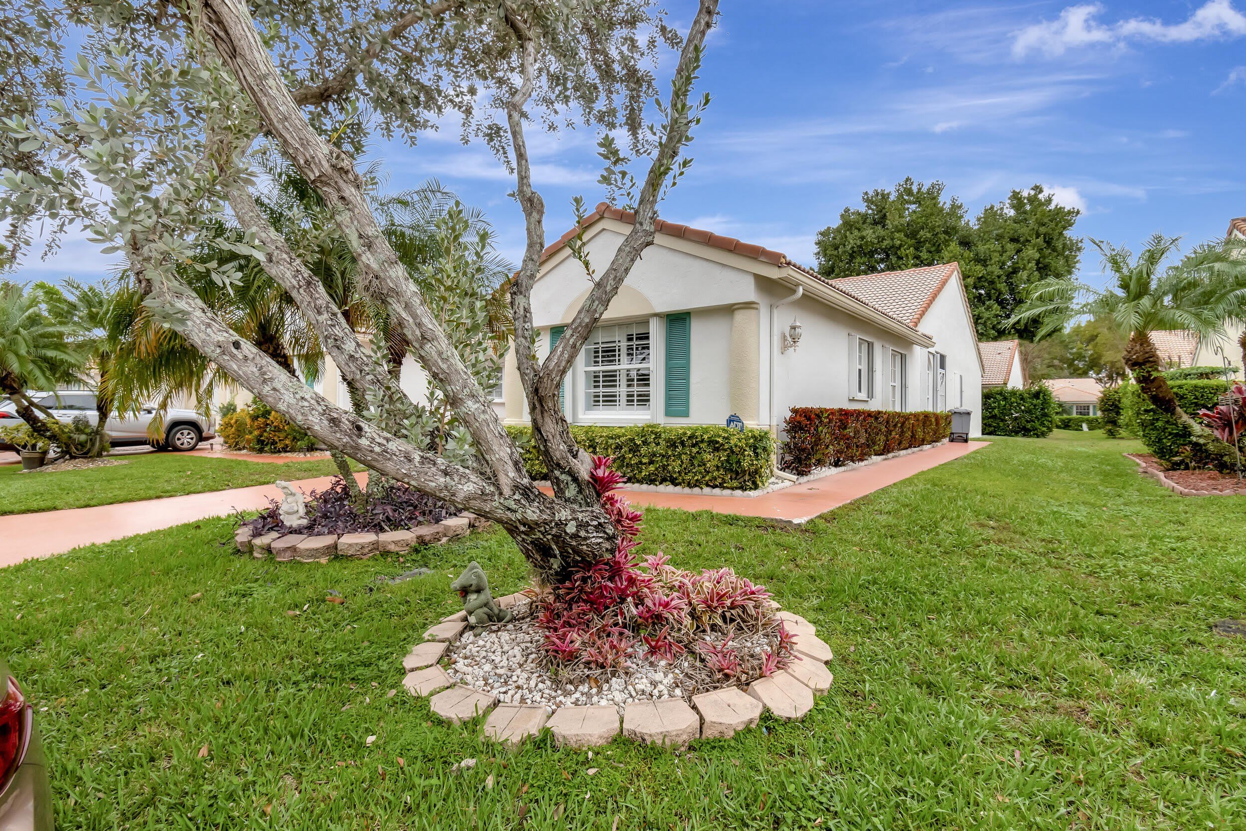 6129 HELICONIA Road – photo 1