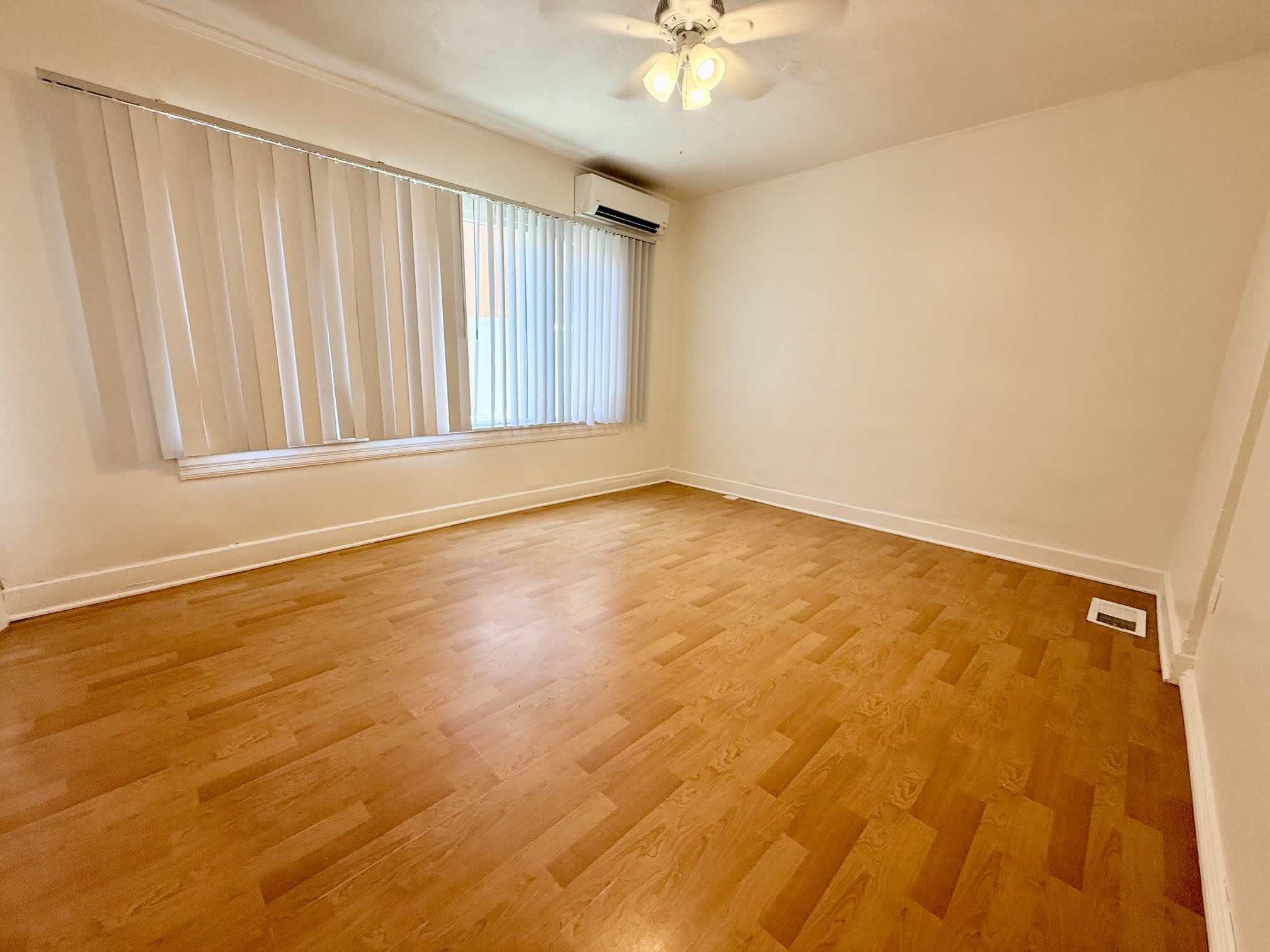 1511 1/2 North Hoover Street – photo 2