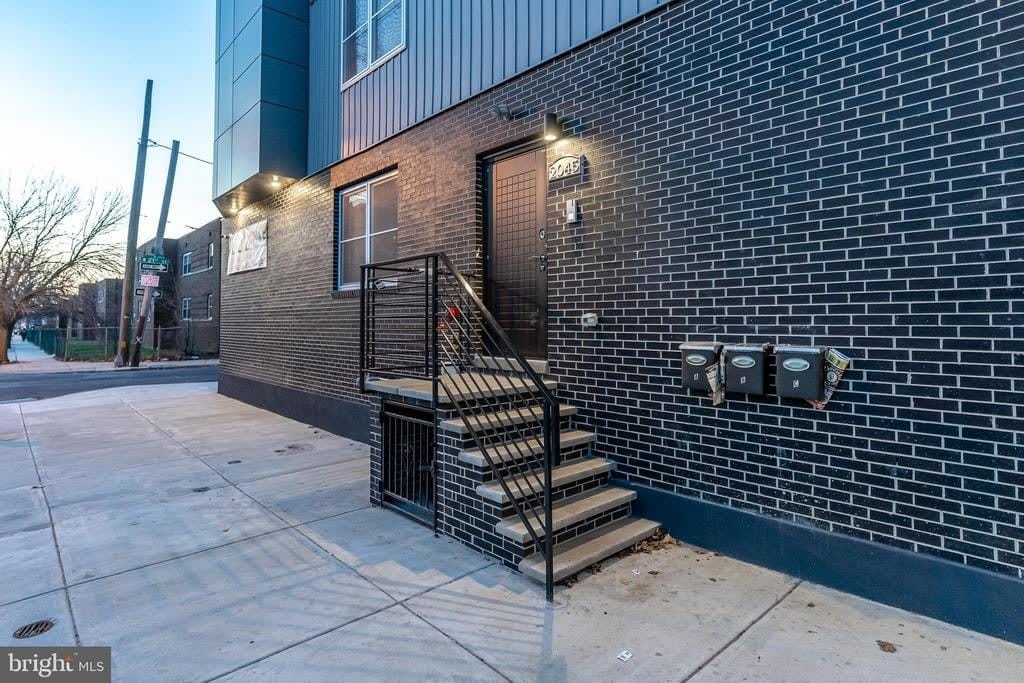 2045 N COLLEGE AVENUE – photo 2