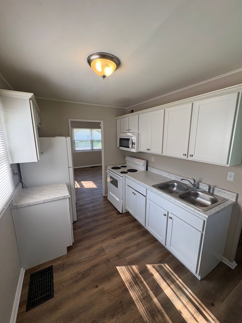 Charming 3-Bedroom Home in Peoria — Detached Garage, Off-Street Parking, Move-In Ready! – photo 5