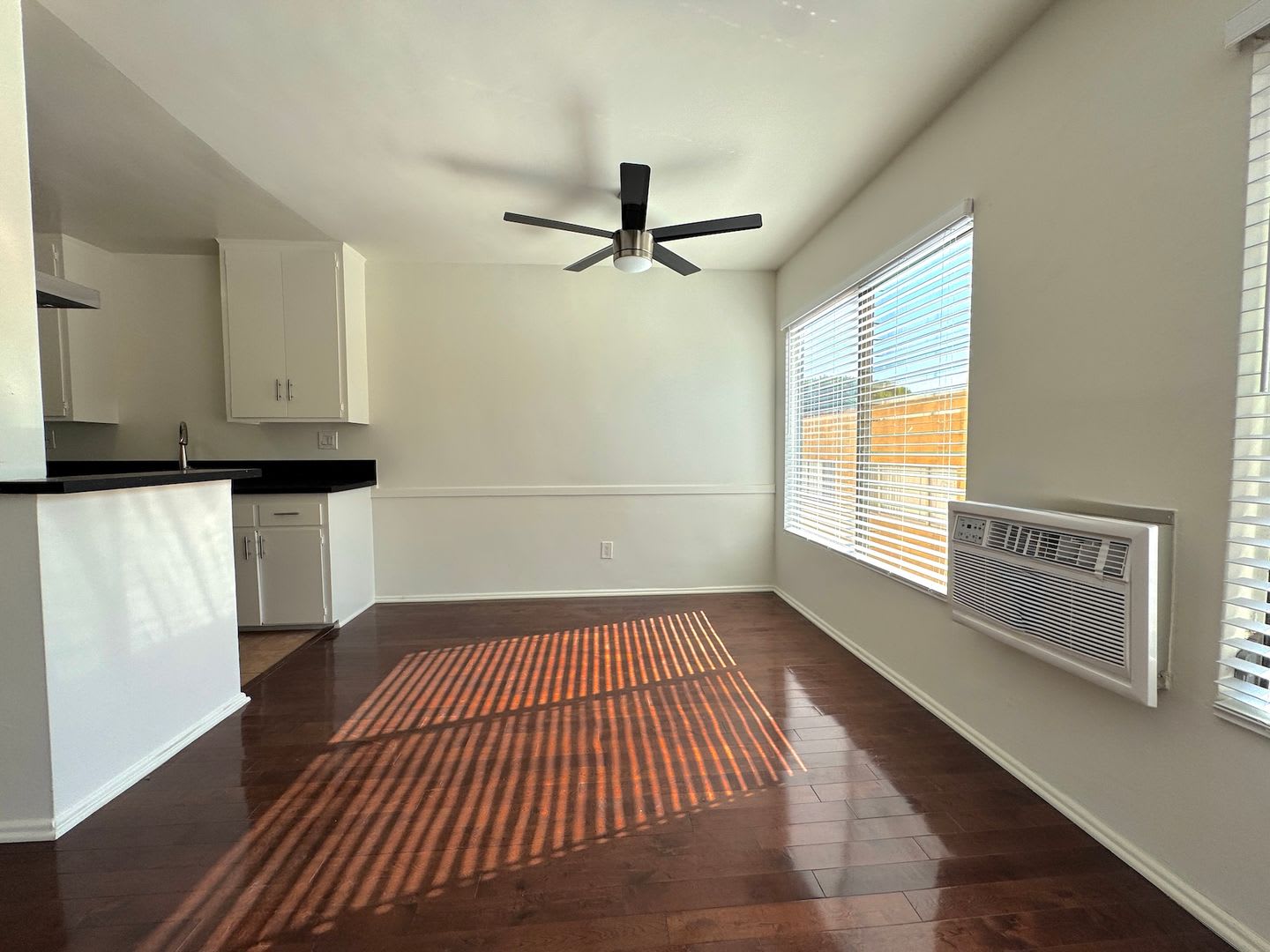 Spacious Top Floor 1 Bedroom in West Hollywood! – photo 4