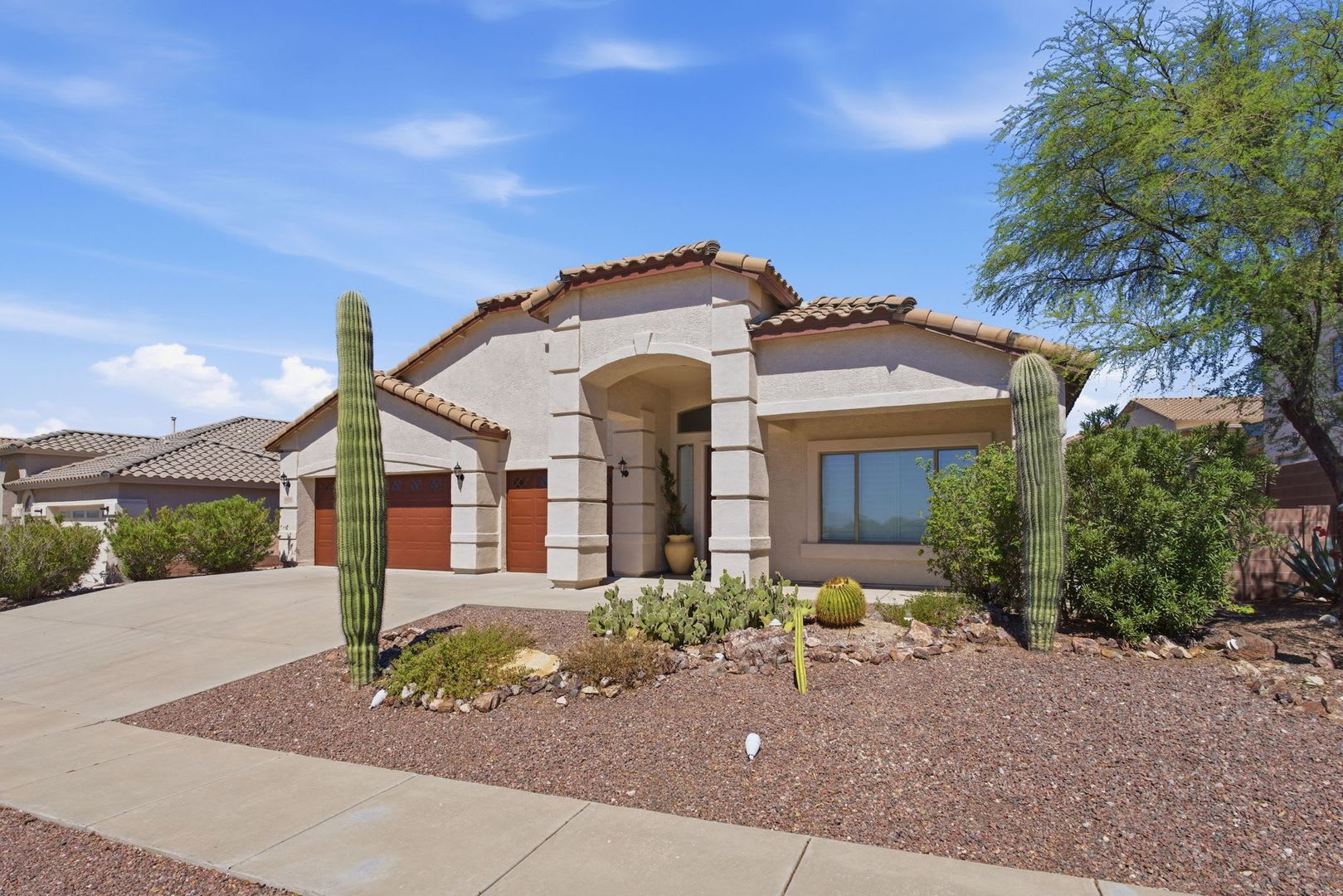 Elegant Home in Exclusive Gated Community near St. Phillips Plaza – photo 3