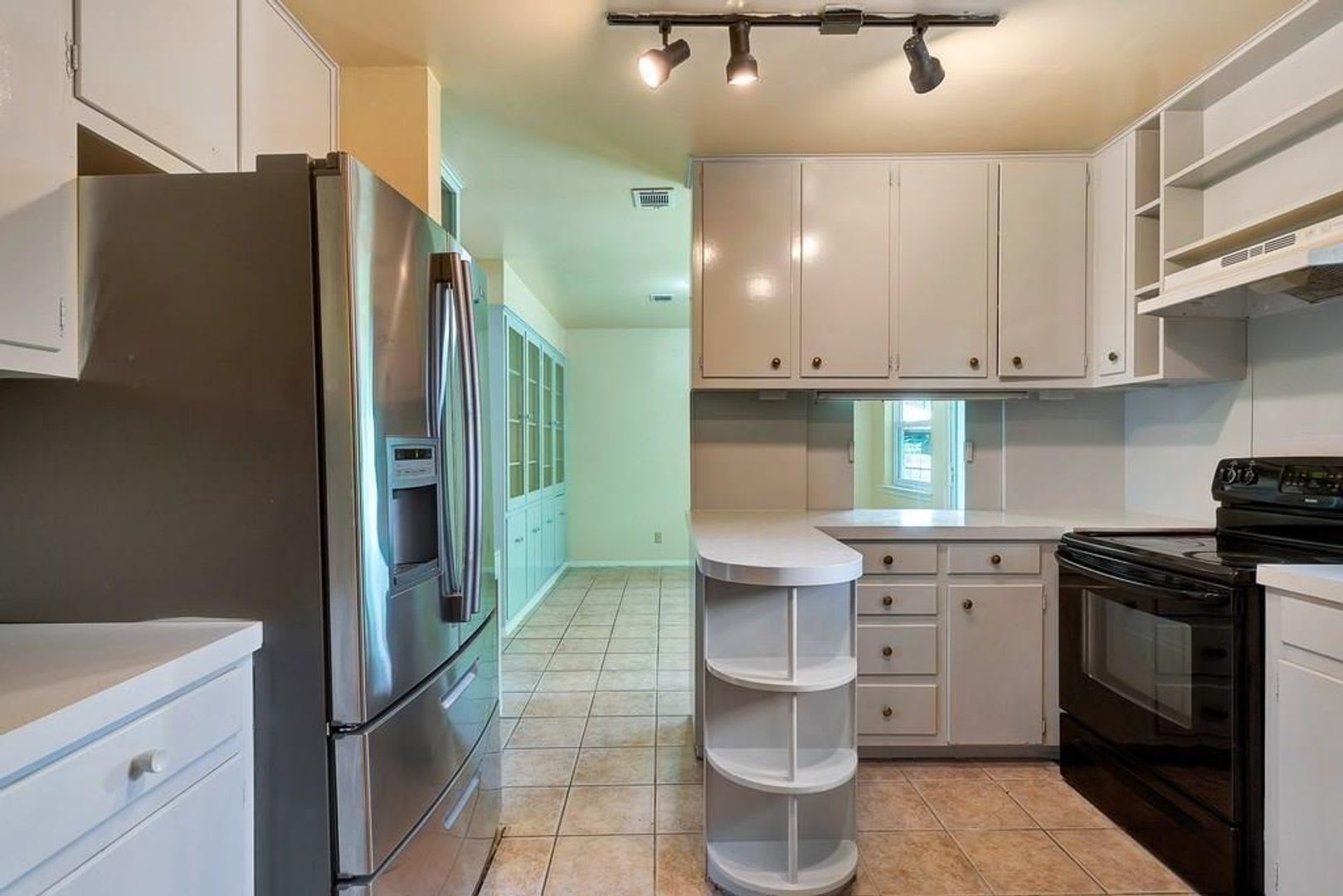 1703 Rockbridge Ter- spacious 3 bed ion a large lot, great central location. – photo 4