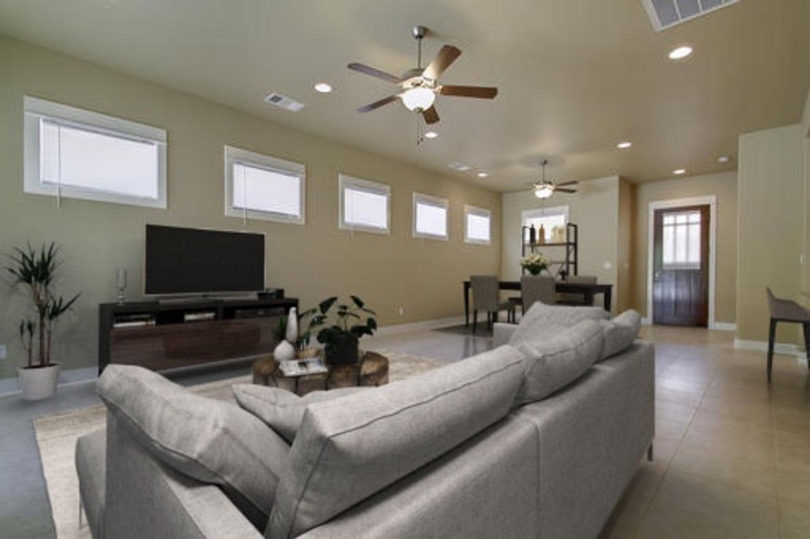 Ut Pre Lease Wood Floors North Campus Large Living Space 2011 Construction Custom High End Kitchen Gorgeous Bathrooms – photo 2