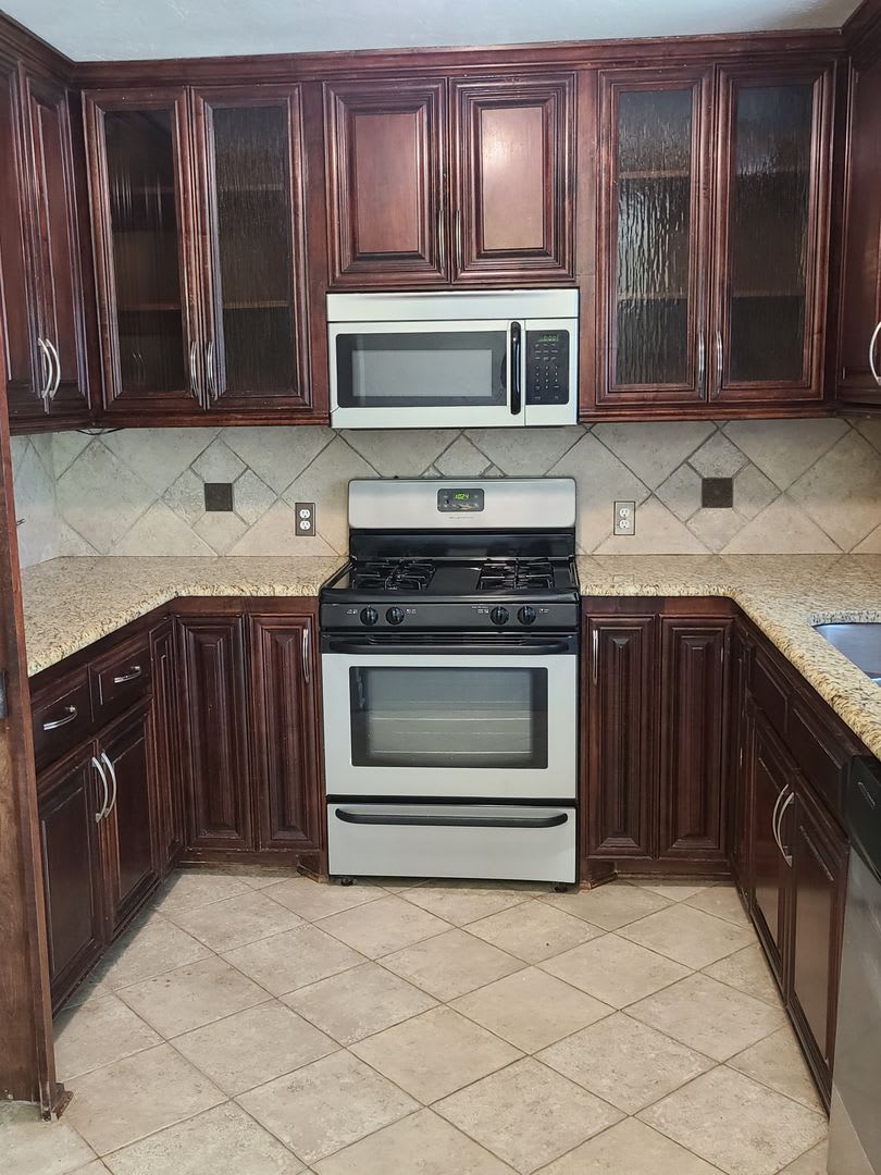 Custom Kitchen! Close to Schools! Beautifully Landscaped! – photo 4