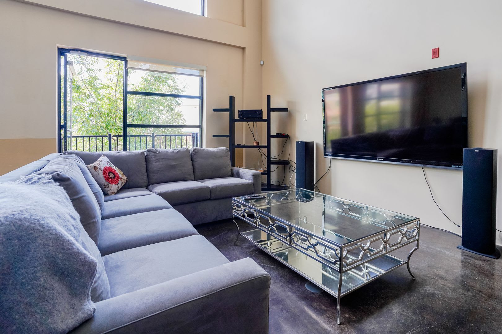 Fully Furnished Mid-Term 2-Level Condo – photo 2