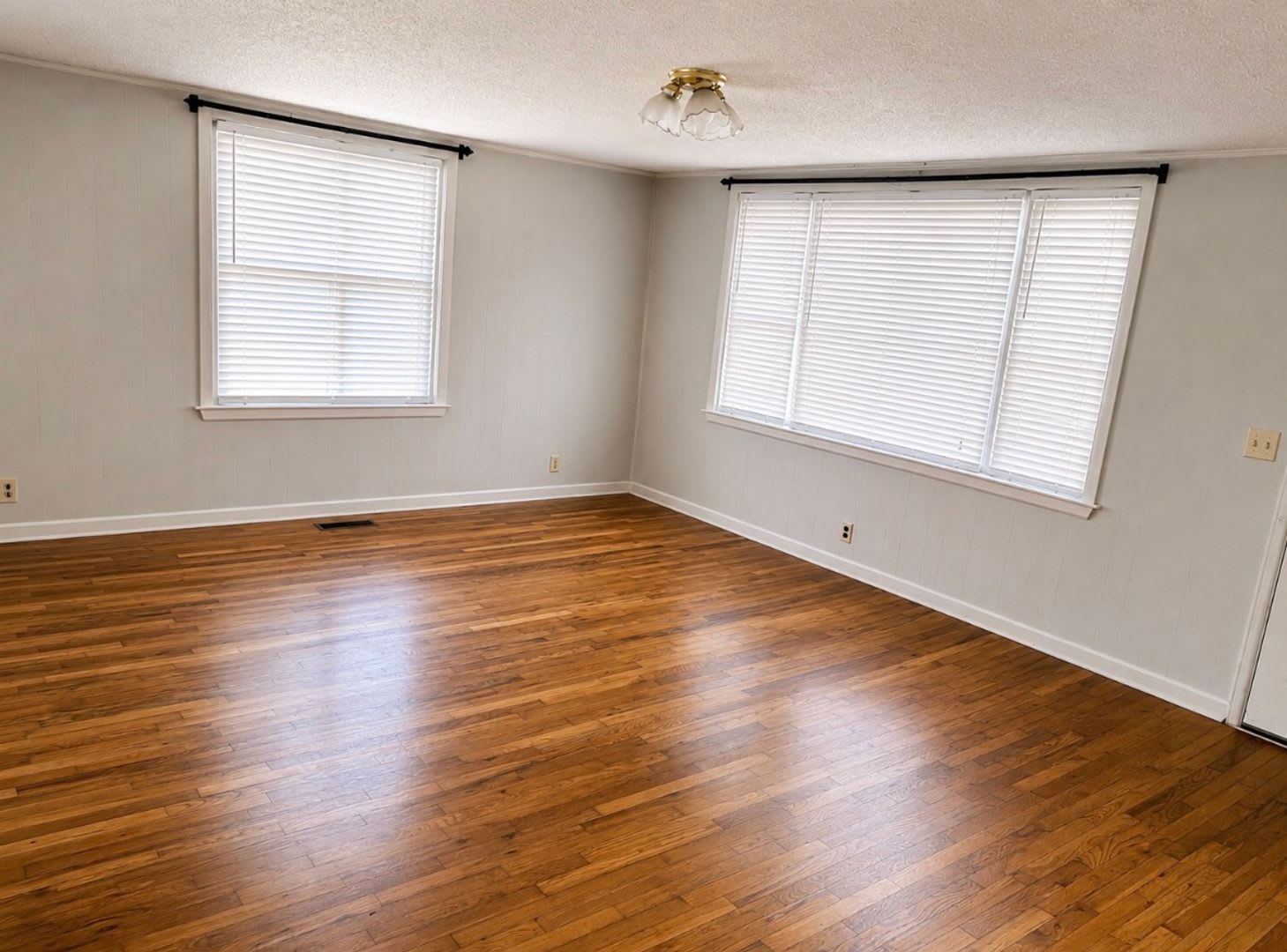 4 Bedroom, 2 Bath – photo 3