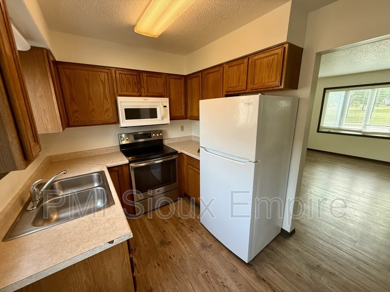 614 E 6th St – photo 3