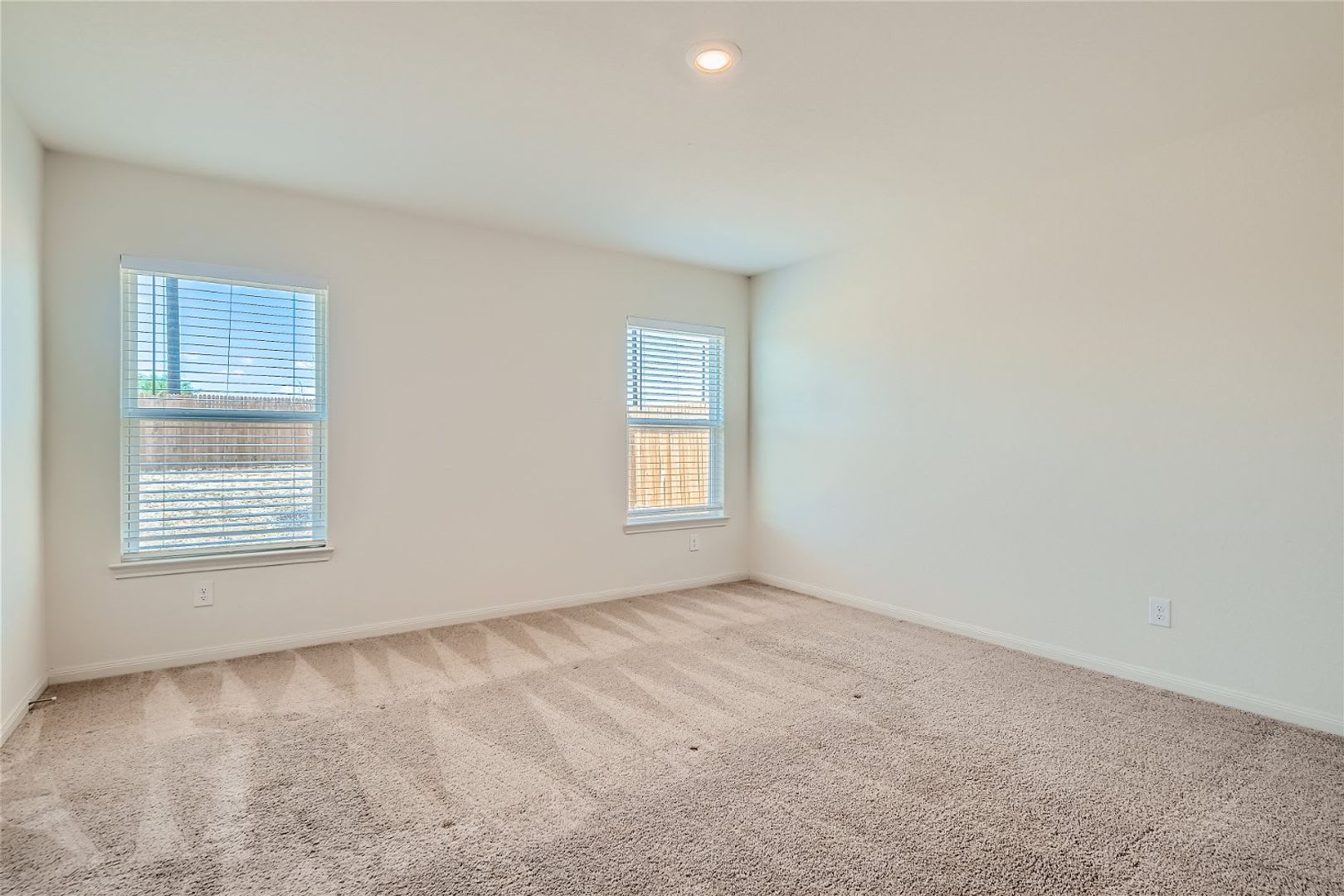 You dont want to miss this one!! 4 bedrooms! – photo 5