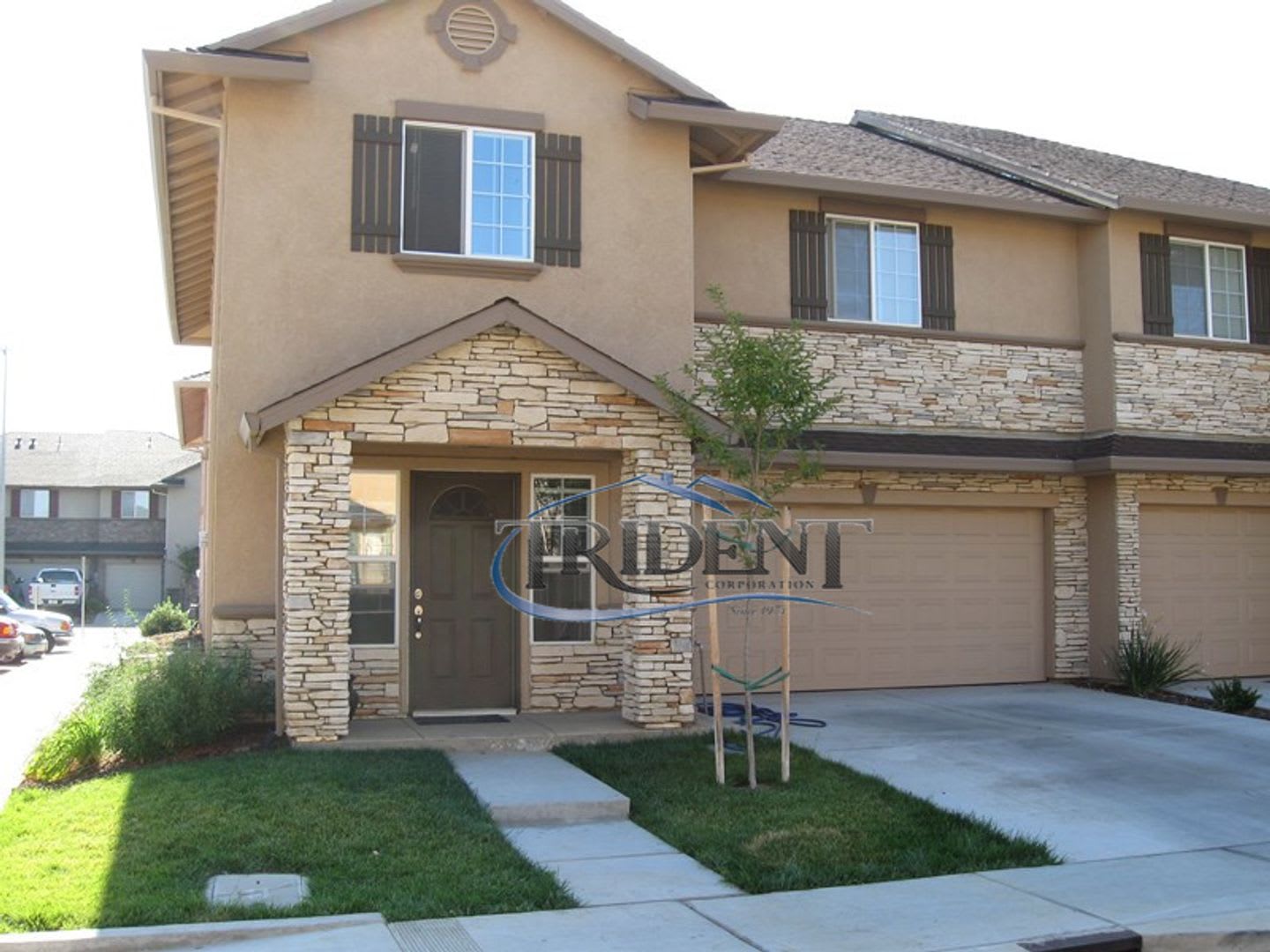 4 bedroom, 3 1/2 bath townhouse – photo 1