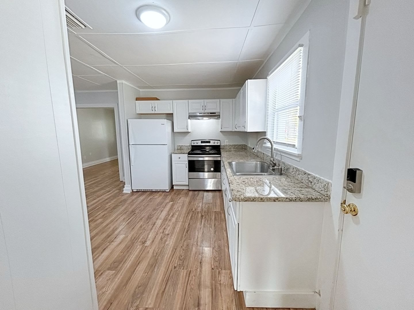 2 Bed, 2 Bath Mid City Home with Spacious Backyard – photo 4