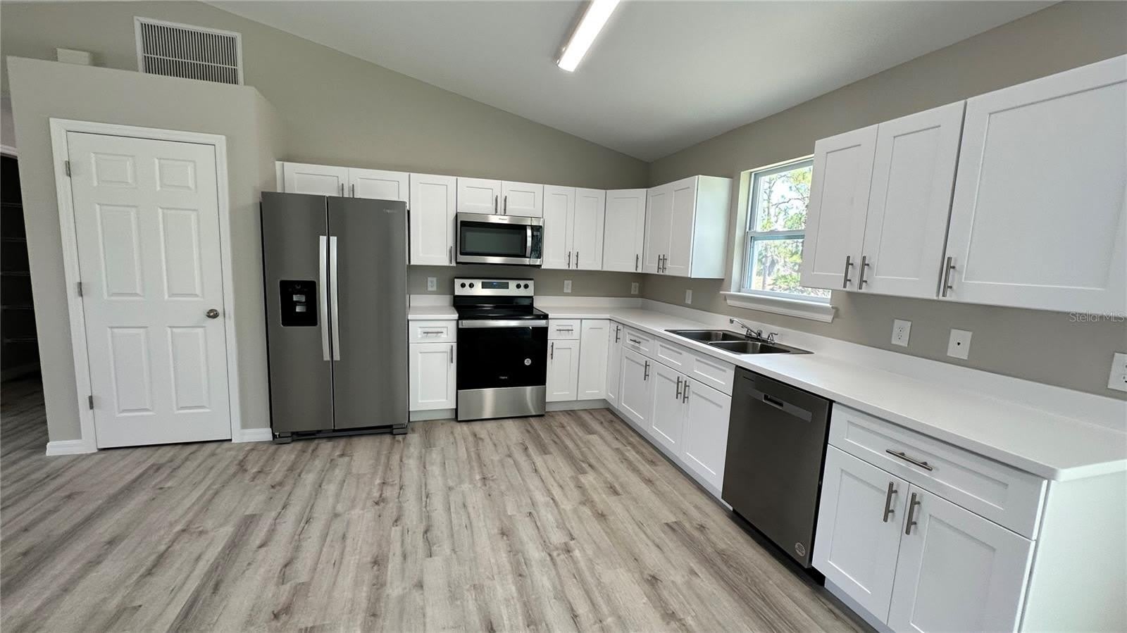 327 LESTER Avenue S – photo 2