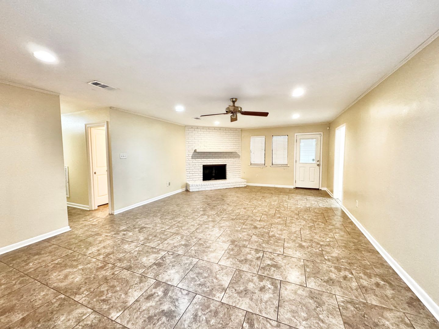 Beautiful 3 Bedroom Home in North Sherwood Estates – photo 2