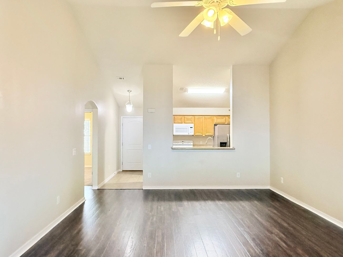 Charming 3-Bedroom Home – photo 2
