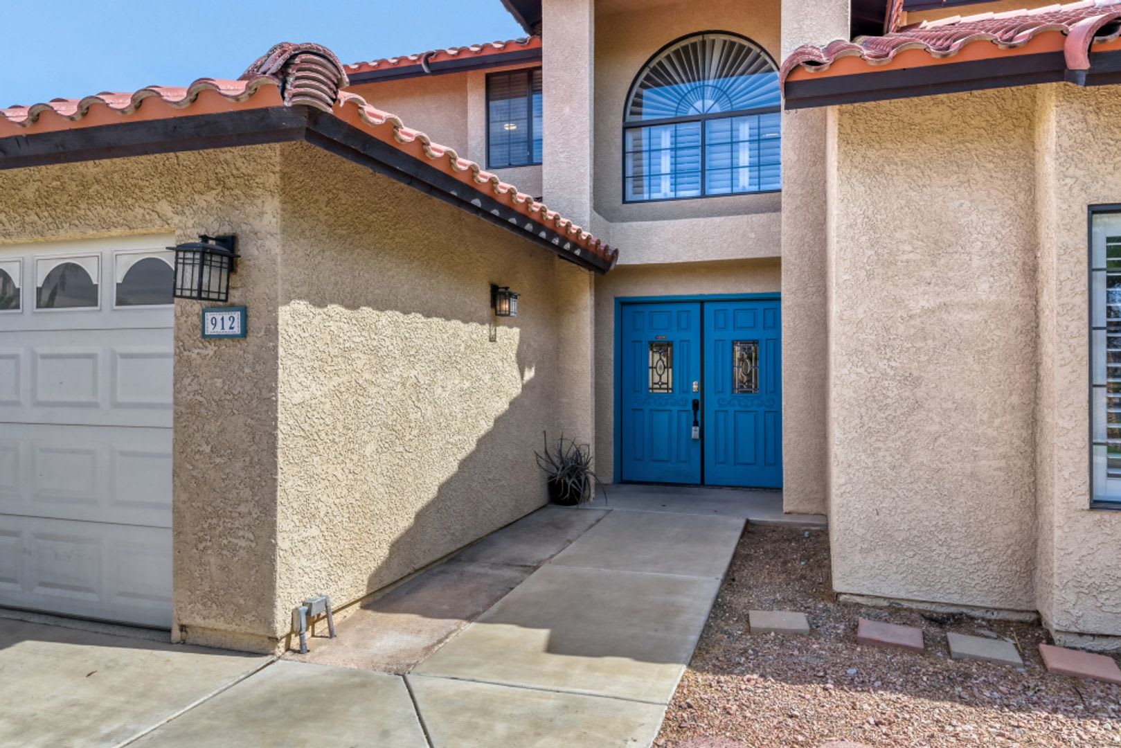 Gorgeous 3 Bedroom 3 Full Bath With Sparkling Pool – photo 2