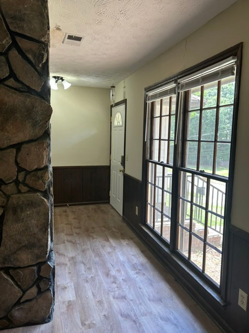 North Columbus 3 Br 2Ba Great Room And Fenced Yard – photo 3