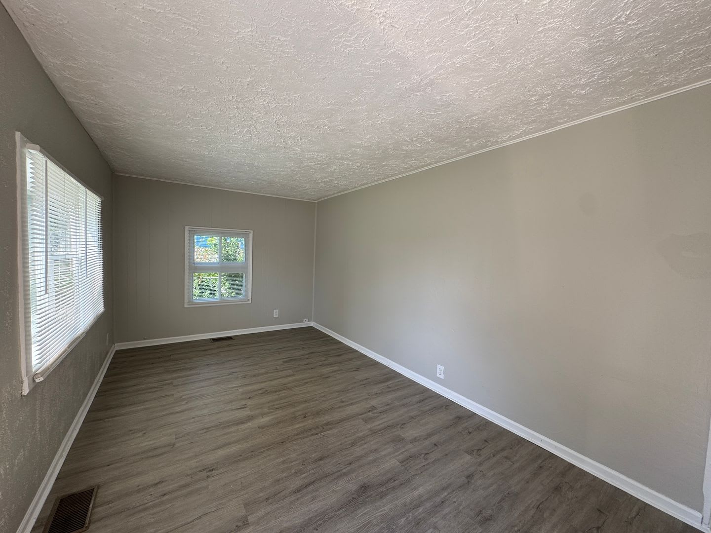 Eagledale Square 3 Bedrooms 1 Baths – photo 2