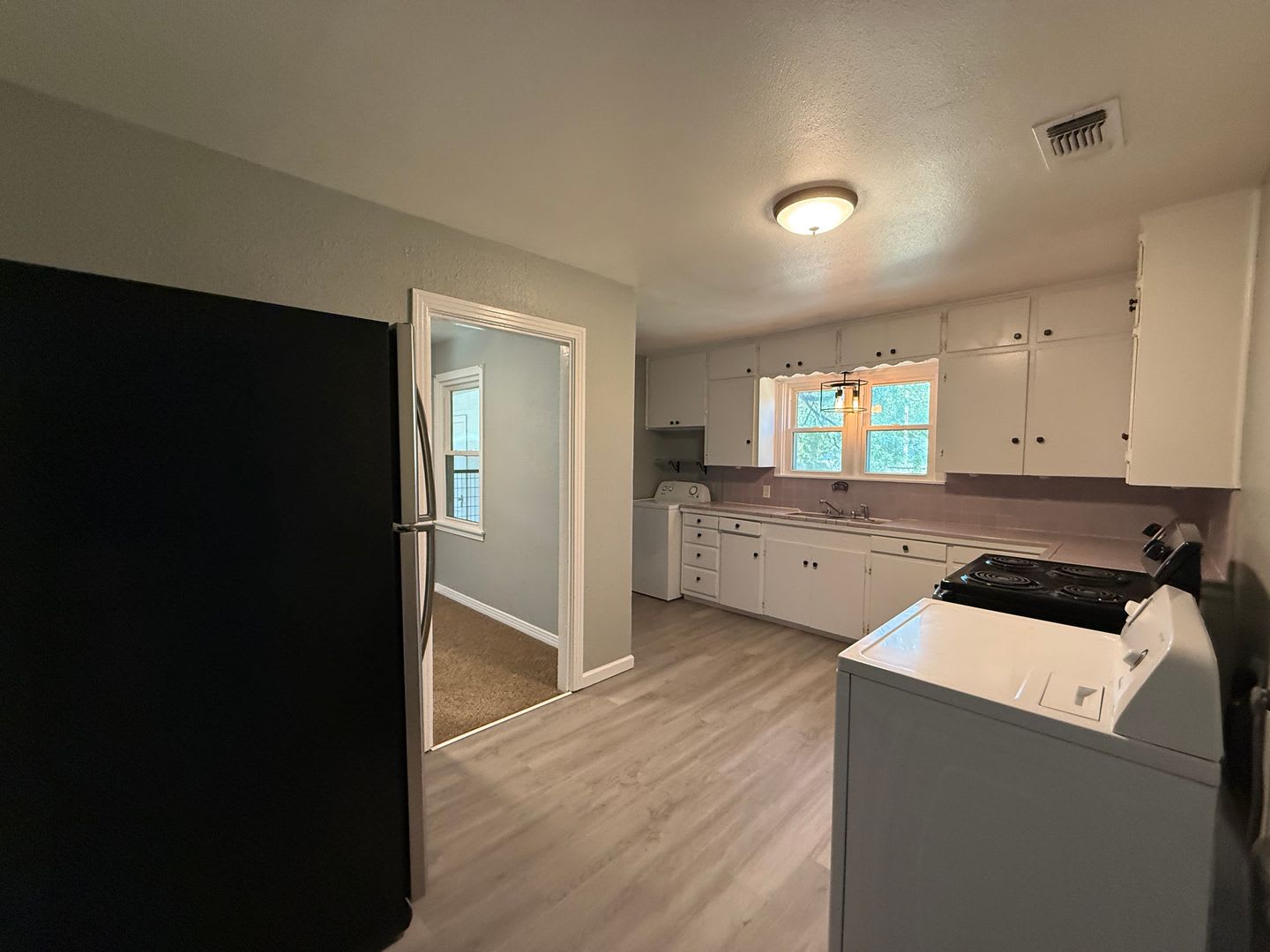 Welcome home to this beautifully updated property in a fantastic San Angelo location! – photo 4