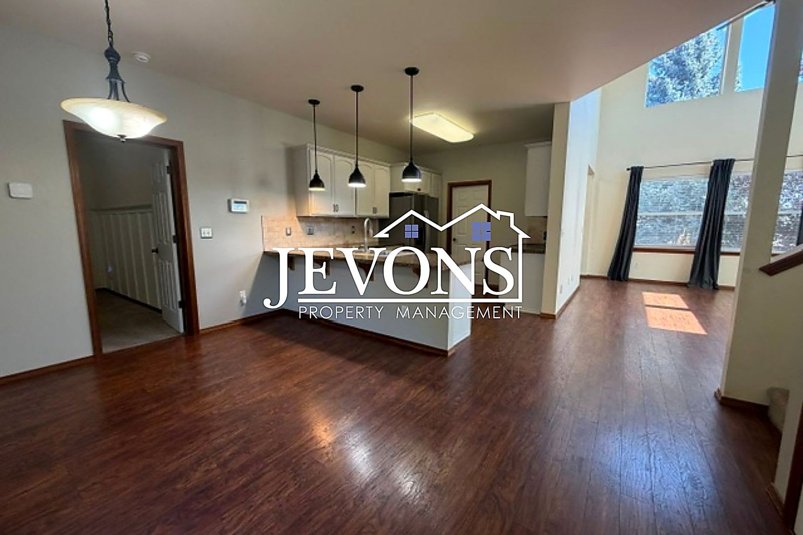 Spacious 3 Bed / 2.5 Bath Home in West Yakima with Large Bonus Room – Lawncare & Pest Control Included – photo 5