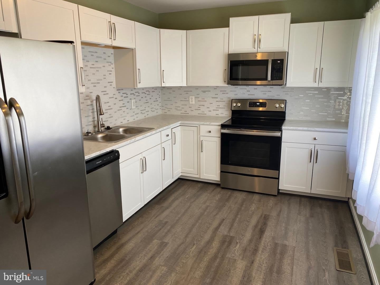 1210 THOMAS JEFFERSON PL – photo 2
