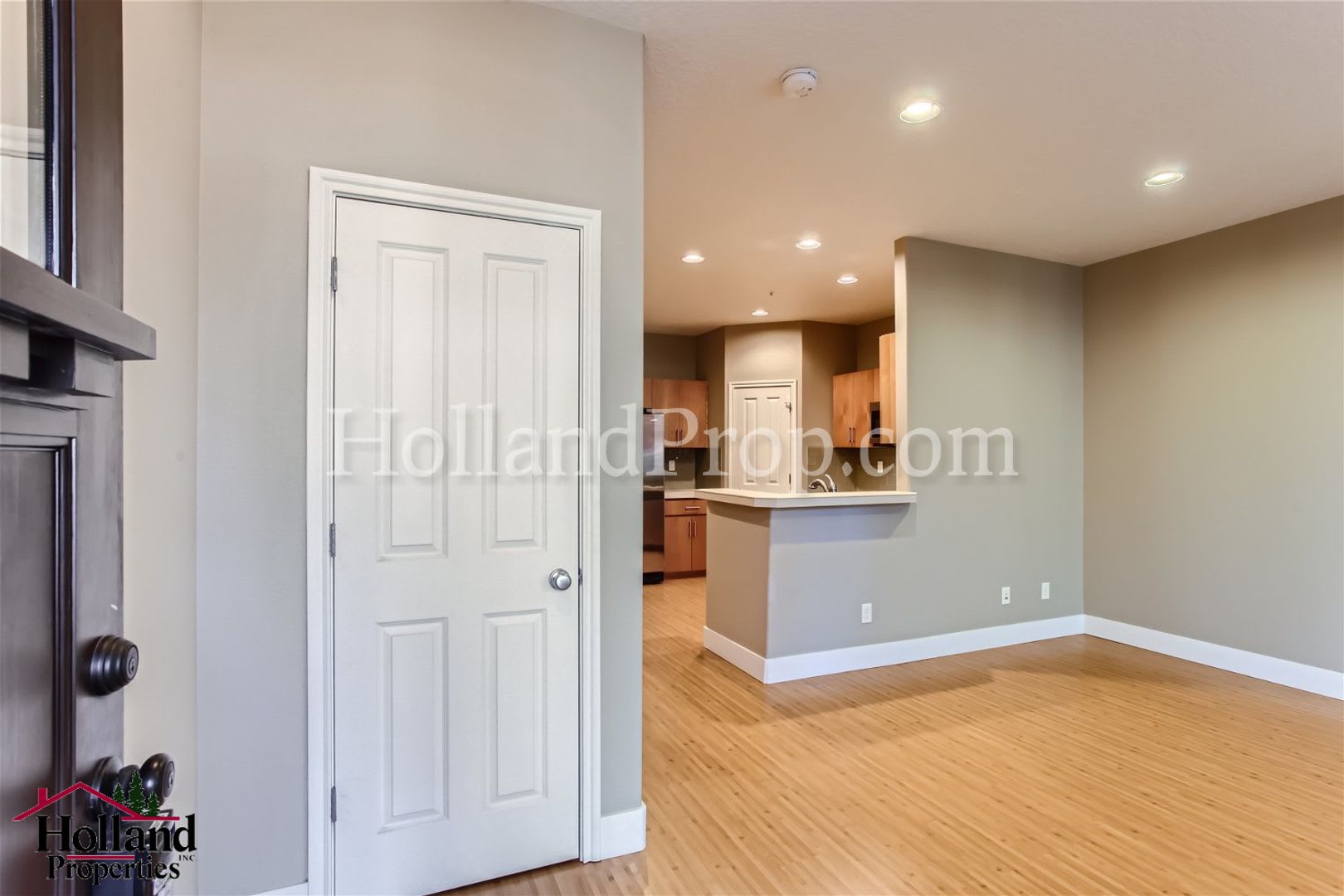 Elevated Two-Level Living with Modern Comfort &amp; Style – photo 4