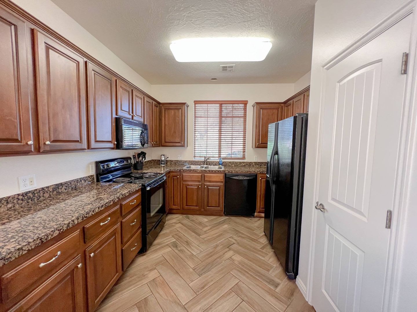 Charming Coral Canyon Home – photo 3